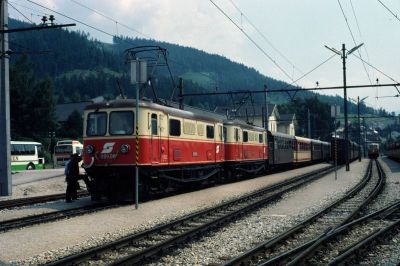 1099.08+05
Die 1099.08 + 1099.05 stehen mit dem R 6806 in Mariazell zur Abfahrt bereit.
Die alte Fahrleitungsanlage ist noch in Betrieb, die neuen Masten sind bereits aufgestellt
Scan vom Dia
Schlüsselwörter: 1099 , 05, 08 , Mariazellerbahn , Bergstrecke , Mariazell