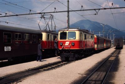 1099.08
Die 1099.08 ist mit dem D 561 "Mariazeller" in Mariazell angekommen. Noch gibt es die alte Fahrleitungsanlage. Gut sichtbar das alte Zuglaufschild des Zuges aus Gußwerk
Scan vom Dia
Schlüsselwörter: 1099 , 08 , Mariazellerbahn , Bergstrecke , Mariazell