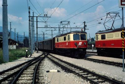 1099.10, 1099.03
Die 1099.10 erreicht mit dem R 6805 den Bahnhof Mariazell. Am Nebengleis steht die 1099.03. Noch ist die alte Fahrleitungsanlage in Betrieb
Scan vom Dia
Schlüsselwörter: 1099 , 10 , 03 , Mariazellerbahn , Bergstrecke , Mariazell