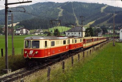 Doppeltraktion
Im Jahr 1981 verlassen die 1099.11 und 1099.12 mit einem langen Zug den Bahnhof Mariazell
Scan vom Dia
Schlüsselwörter: 1099 , 11 , 12 , Mariazellerbahn , Bergstrecke , Mariazell