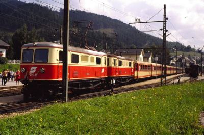 Doppeltraktion
die 1099.11 und 1099.12 stehen mit einem langen Zug zur Abfahrt in Mariazell bereit. Noch besteht die alte Fahrleitungsanlage
Scan vom Dia
Schlüsselwörter: 1099 , 11 , 12 , Mariazellerbahn , Bergstrecke , Mariazell