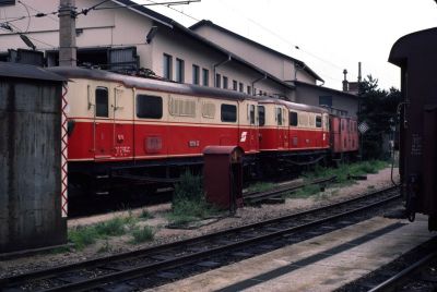Auf der Alm
Neben der Remise stehen die 1099.12, 1099.14 und ganz hinten die 2093.01
Leider habe ich mich damals nicht getraut, näher an die 2093er heranzugehen - schade
Scan vom Dia
Schlüsselwörter: 1099 , 12 , 14 , 2093 , 01 , Mariazellerbahn , Alpenbahnhof