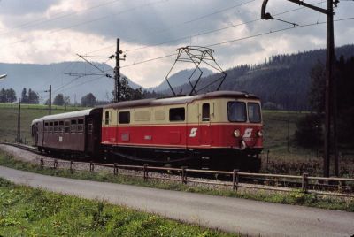 1099.12
Die 1099.12 erreicht den Bahnhof Mariazell mit einem (wie meistens) sehr kurzen Personenzug aus Gußwerk. Noch stehen an dieser Stelle die alten Fahrleitungsmasten...
Scan vom Dia
Schlüsselwörter: 1099 , 12 , Mariazellerbahn , Gußwerk , Mariazell