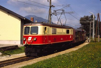 1099.12
Die 1099.12 verlässt soeben den Bahnhof Mariazell Richtung Gußwerk. noch stehen an dieser Stelle die alten Fahrleitungsmasten
Scan vom dia
Schlüsselwörter: 1099 , 12 , Mariazellerbahn , Gußwerk , Mariazell