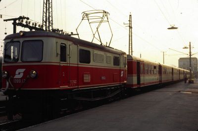 1099.12
Die 1099.12 steht 1981 in St. Pölten Hbf. wahrscheinlich mit dem Eilzug Ötscherland zur Abfahrt bereit
Scan vom Dia
Schlüsselwörter: 1099 , 12 , Mariazellerbahn , Talstrecke , St.Pölten