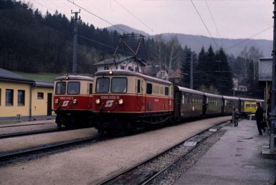 1099.013, 1099.005
Die 1099.005 hält mit dem R 6804 in Kirchberg an der Pielach. Am Nebengleis steht die 1099.013 mit einem Probezug
Scan vom Dia
Schlüsselwörter: 1099 , 005 , 013 , Mariazellerbahn , Talstrecke , Kirchberg