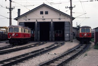 Auf der Alm
Alle Loks mit Metallziffern: 1099.13, 09, 01, 12 vor der Remise im Alpenbahnhof
Scan vom Dia
Schlüsselwörter: 1099 , 13 , 09 , 01 , 12 , Mariazellerbahn , Talstrecke , Alpenbahnhof