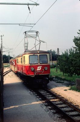 1099.13
Im Sommer 1984 kreuzt die 1099.13 (noch mit Metallziffern) als E 969 einen Gegenzug in Schwadorf
Scan vom Dia
Schlüsselwörter: 1099 , 13 , Mariazellerbahn , Talstrecke, Schwadorf