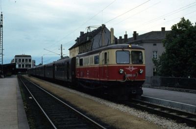 1099.14
Die 1099.14 steht im Jahr 1980 mit einer reinrassig braunen Garnitur in St. Pölten Hbf. zur Abfahrt bereit
Scan vom Dia
Schlüsselwörter: 1099 , 14 , Mariazellerbahn , Talstrecke , St.Pölten