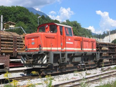 D 9
Die D 9 ohne Achsen auf einem Rollwagen verladen macht einen traurigen Eindruck.
Schlüsselwörter: Zillertalbahn , Jenbach , D , 9