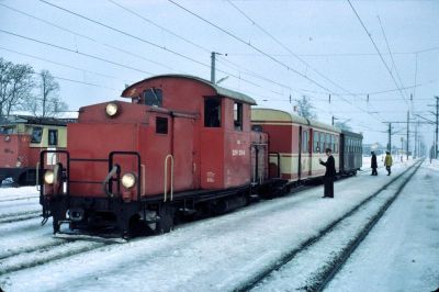 2091.001
Abfahrt!
Die 2091.001 erhält soeben mit dem R 6863 in Obergrafendorf das Signal zur Abfahrt Richtung Mank
Scan vom Dia
Schlüsselwörter: 2091 , 001 , Mariazellerbahn , Krumpe , Obergrafendorf