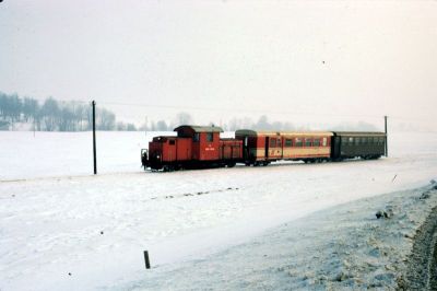 2091.001
Winterstimmung auf der Krumpe
Die 2091.001 mit einer klassischen Garnitur als R 6863 zwischen Teufelsdorf und Kilb
Scan vom Dia
Schlüsselwörter: 2091 , 001 , Mariazellerbahn , Krumpe