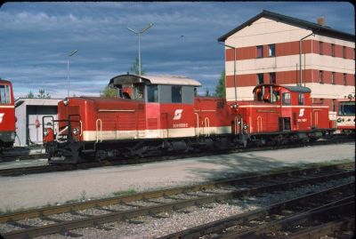 2091.002, 2091.009
Die 2091.002 im Velousek-Design und die 2091.009 im Heizhausbereich in Gmünd
Scan vom Dia
Schlüsselwörter: 2091 , 009 , 002 , Waldviertel , Gmünd