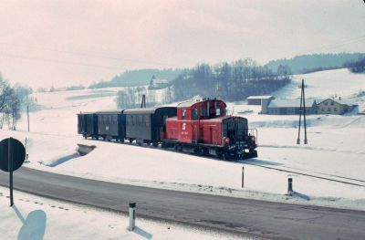 2091.009
Die 2091.009 mit dem R 6366 in wunderschöner Winterlandschaft zwischen Steinbach-Groß Pertholz und St. Martin
Scan vom Dia
Schlüsselwörter: 2091 , 009 , Waldviertel , Südast