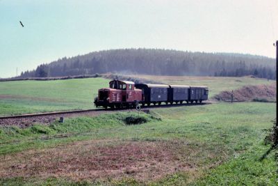 2091.009
Die 2091.009 bei der Einfahrt in den Bahnhof Steinbach-Groß Pertholz
Scan vom Dia
Schlüsselwörter: 2091 , 009 , Waldviertel , Südast