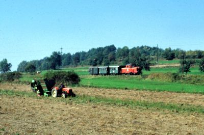 2091.009
Nebenbahnidylle im Waldviertel
Die 2091.009 nähert sich mit dem R 6366 dem Bahnhof Weitra
Scan vom Dia
Schlüsselwörter: 2091 , 009 , Waldviertel , Südast