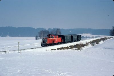 2091.009
Die 2091.009 ist bei traumhaften Winterwetter mit dem R 6366 zwischen Weitra und Alt Weitra unterwegs
Scan vom Dia
Schlüsselwörter: 2091 , 009 , Waldviertel , Südast