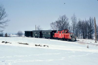 2091.009
Die 2091.009 ist bei herrlichem Winterwetter mit dem R 6366 zwischen Weitra und Alt Weitra unterwegs
Scan vom Dia
Schlüsselwörter: 2091 , 009 , Waldviertel , Südast