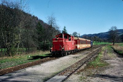 2091.011
Die 2091.011 fährt mit dem R 6940 in Blamau ein
Schlüsselwörter: Ybbstalbahn , 2091 , 011