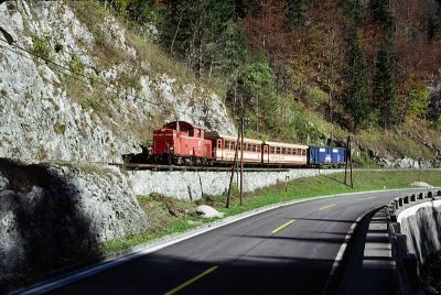 2091.011
Die 2091.011 ist mit dem R 6940 zwischen Waidach und Seeburg unterwegs
Schlüsselwörter: Ybbstalbahn , 2091 , 011