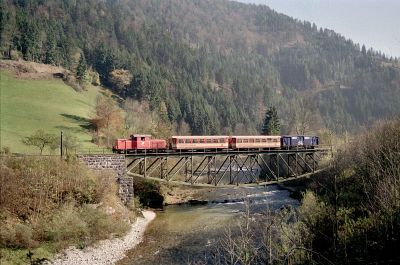 2091.011
Die 2091.011 fährt mit dem R 6940 über die Ybbsbrücke bei Furth-Prolling
Schlüsselwörter: Ybbstalbahn , 2091 , 011
