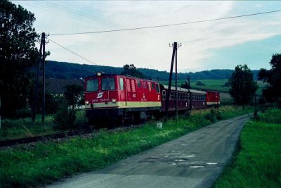 Eingewickelte Garnitur
Die 2095.004 mit einem kurzen Regionalzug und der 2095.013 am Zugschluss bei Bischofstetten
Scan
Schlüsselwörter: 2095 , 004 , 013 , Mariazellerbahn , Krumpe