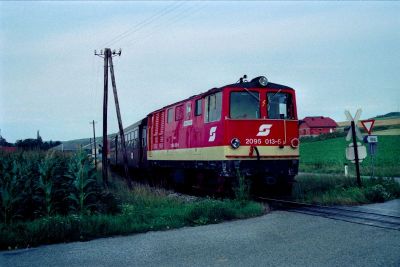 Eingewickelte Garnitur
Die 2095.004 mit einem kurzen Regionalzug und der 2095.013 am Zugschluss bei Bischofstetten
Scan
Schlüsselwörter: 2095 , 004 , 013 , Mariazellerbahn , Krumpe