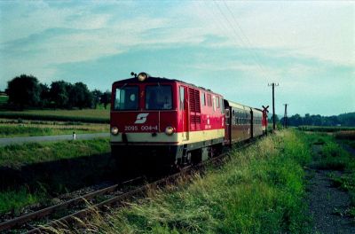 Eingewickelte Garnitur
Die 2095.001 mit einem kurzen Regionalzug und der 2095.013 am Zugschluss bei St. Margarethen - Rammersdorf
Scan 
Schlüsselwörter: 2095 , 004 , 013 , Mariazellerbahn , Krumpe