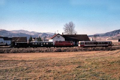 Zugkreuzung in Steinbach-Groß Pertholz
Die 2095.007 als Triebwagenersatz mit dem R 6366 und der 5090.004 mit R 6367 treffen im Bahnhof Steinbach-Groß Pertholz aufeinander
Scan vom Dia
Schlüsselwörter: 2095 , 007 , 5090 , 004 , Waldviertel , Südast , Steinbach