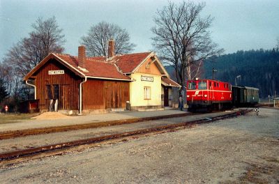 2095.007
Die 2095.007 erreicht mit dem R 6366 als Triebwagenersatz den Bahnhof Alt Weitra
Schlüsselwörter: Waldviertel , Südast , 2095 , 007 , Alt Weitra