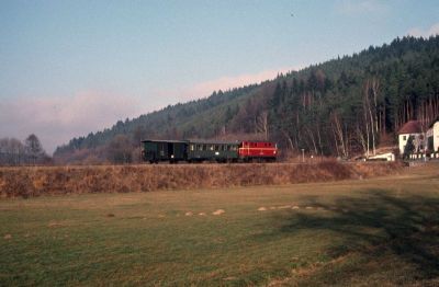 2095.007
Die 2095.007 als Triebwagenersatz hat soeben den Bahnhof Alt Weitra Richtung Gmünd verlassen
Scan vom Dia
Schlüsselwörter: 2095 , 007 , Waldviertel , Südast , Alt Weitra