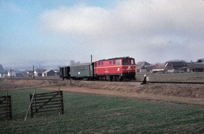 2095.007
Die 2095.007 als Triebwagenersatz erreicht mit dem R 6366 die Halte- und Ladestelle Eichberg
Scan vom Dia
Schlüsselwörter: 2095 , 007 , Waldviertel , Südast , Eichberg