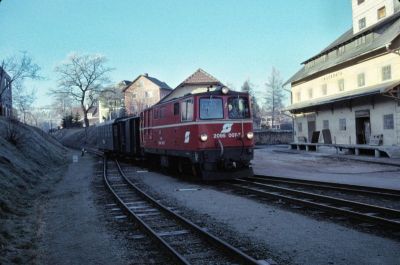 2095.007
Die 2095.007 als Triebwagenersatz fährt soeben mit dem R 6363 im Bahnhof Groß Gerungs ein.
Scan vom Dia
Schlüsselwörter: 2095 , 007 , Waldviertel , Südast , Groß Gerungs