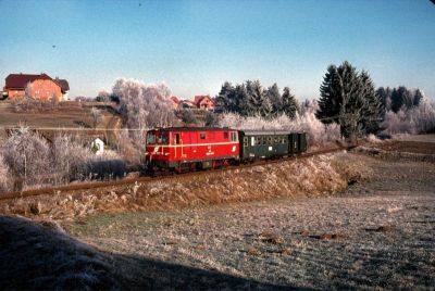 2095.007
Die 2095.007 ist als Triebwagenersatz mit dem R 6366 bei Heinreichs unterwegs
Scan vom Dia
Schlüsselwörter: 2095, 2095.007, Waldviertel, Südast