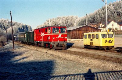 2095.007
Die 2095.007 erreicht mit dem R 6366 soeben den Bahnhof Langschlag bei herrlichem Winterwetter
Schlüsselwörter: Waldviertel , Südast , 2095 , 007 , Langschlag