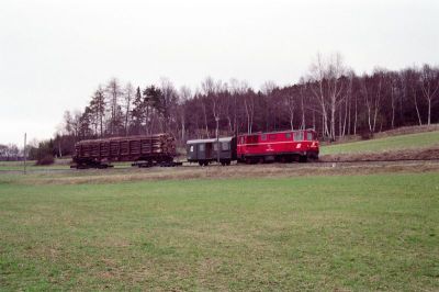 2095.007
Die 2095.007 mit einem kurzen Güterzug zwischen Alt Weitra und Weitra
Scan vom Dia
Schlüsselwörter: 2095 , 007 , Waldviertel , Südast