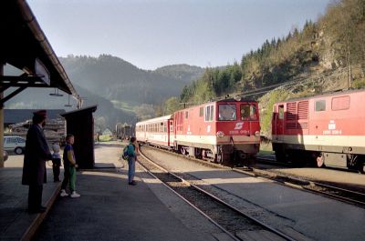 Zugkreuzung in Göstling
Die 2095.010 und 2095.008 treffen in Göstling aufeinander
Schlüsselwörter: Ybbstalbahn , 2095 , 010 , 008