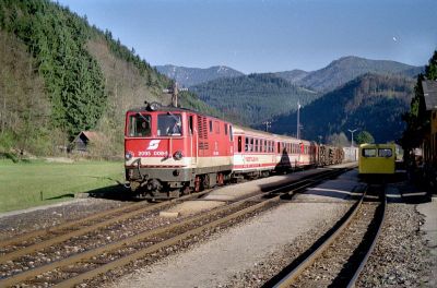 2095.008
Die 2095.008 wartet im Bahnhof Göstling die nächste Zugkreuzung ab
Schlüsselwörter: Ybbstalbahn , 2095 , 008