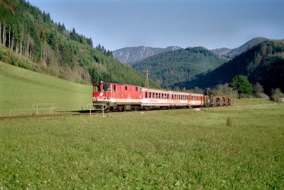 2095.008
Die 2095.008 erreicht in Kürze den Bahnhof Göstling
Schlüsselwörter: Ybbstalbahn , 2095 , 008