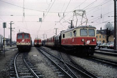 2095.011, 1099.002
Die 2095.011 wartet mit dem R 6853 den Anschlusszug aus St. Pölten ab. Die 1099.002 ist soeben mit dem R 6807 angekommen. 1988 war noch die komplette Computernummer samt Kontrollziffer am Messingschild
Scan vom Dia
Schlüsselwörter: 2095 , 011 , 1099 , 002 , Mariazellerbahn, Talstrecke, Krumpe, Obergrafendorf