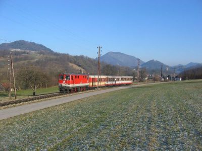 2095.011
Die 2095.011 fährt mit dem R 6833 zwischen Kirchberg und Loich
Schlüsselwörter: 2095 , 011 , Mariazellerbahn , Talstrecke