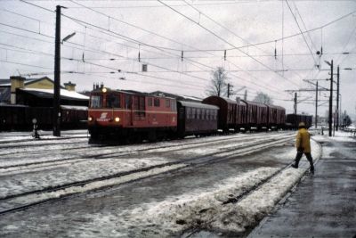 2095.011
Die 2095.011 erreicht mit einem beachtlichen Rollwagen-Güterzug den Bahnhof Obergrafendorf
Scan vom Dia
Schlüsselwörter: 2095 , 011 , Mariazellerbahn , Talstrecke , Obergrafendorf