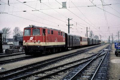 2095.011
Die 2095.011 wartet mit dem beachtlich langen R 6853 in Obergrafendorf auf den Anschlusszug aus St. PÃ¶lten
Scan vom Dia
Schlüsselwörter: 2095 , 011 , Mariazellerbahn , Talstrecke , Krumpe , Obergrafendorf