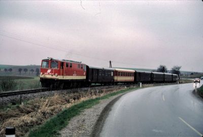 2095.011
So lange Züge auf der Krumpe waren auch 1988 eine Seltenheit
Die 2095.011 zieht den R 6853 bei Rammersdorf
Scan vom Dia
Schlüsselwörter: 2095 , 011 , Mariazellerbahn , Krumpe