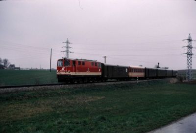 2095.011
Mit viel Glück konnte man 1988 noch lange Züge auf der Krumpen antreffen
Die 2095.011 zieht den R 6853 bei Rammersdorf
Scan vom Dia
Schlüsselwörter: 2095 , 011 , Mariazellerbahn , Krumpe