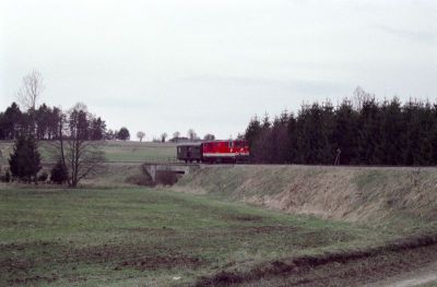 2095.012
Die 2095.012 bei Aalfang auf dem Weg nach Heidenreichstein, um dort beladene Rollwagen abzuholen
Scan
Schlüsselwörter: 2095 , 012 , Waldviertel , Nordast , Aalfang