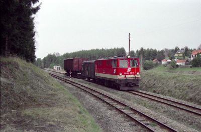 2095.012
Die 2095.012 erreicht mit dem Güterzug aus Heidenreichstein in Kürze den Bahnhof Alt Nagelberg
Scan
Schlüsselwörter: 2095 , 012 , Waldviertel , Nordast , Alt-Nagelberg