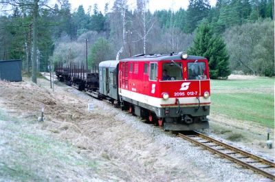 2095.012
Die 2095.012 ist mit einem Güterzug zwischen Gopprechts und Schönau unterwegs
Scan
Schlüsselwörter: 2095 , 012 , Waldviertel , Nordast