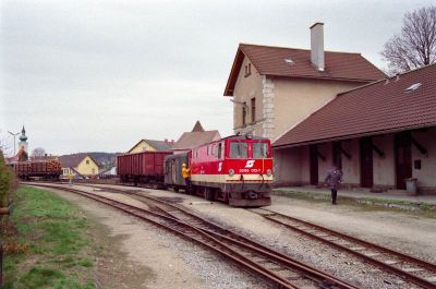 2095.012
Die 2095.012 ist in Heidenreichstein mit Verschubaufgaben beschäftigt. Dass der Personenverkehr bereits eingestellt ist, erkennt man am verwaisten Bahnhofsgebäude
Scan
Schlüsselwörter: 2095 , 012 , Waldviertel , Nordast , Heidenreichstein