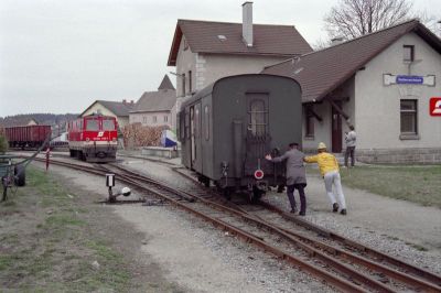 Handverschub
Handverschub in Heidenreichstein. Der Personenverkehr ist bereits eingestellt und die "moderne" Bahnhofsbeschriftung nicht wirklich der Hit
Die 2095.012 wartet auf die Rückfahrt nach Gmünd
Scan
Schlüsselwörter: 2095 , 012 , Waldviertel , Nordast